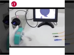 Одной рукой работают инструменты для очистки волоконно-оптических кабелей